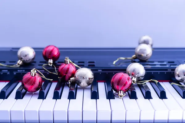 En färgglad kedja av ljus ligger på pianotangenter — Stockfoto