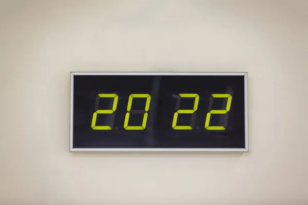 Les horloges numériques lumineuses vertes dans l'obscurité montrent 20 : 22 fois — Photo