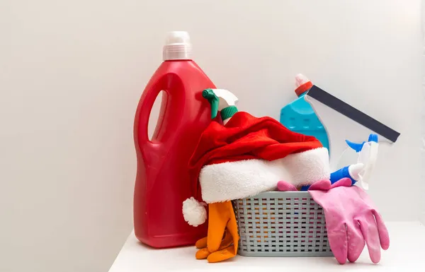 Καθαρισμός πριν τα Χριστούγεννα. Πολύχρωμα είδη καθαρισμού. Σφουγγάρια, κουρέλια και σπρέι με γιορτινή διακόσμηση στο σπίτι — Φωτογραφία Αρχείου