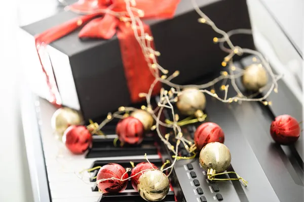 Composição de Ano Novo em um sintetizador musical. luzes de uma grinalda. Feliz cartão de felicitações de Natal. Feliz Ano Novo. — Fotografia de Stock