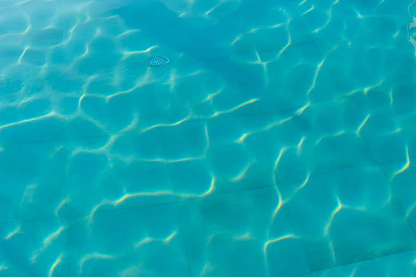 Belle eau de piscine bleue rafraîchissante — Photo