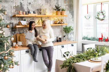 Noel hediyeli mutlu bir aile