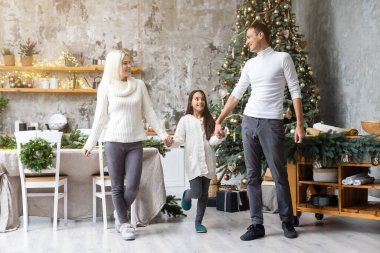 Aile, Noel, Noel, kış, mutluluk ve insanların konsepti. Gülümseyen aile Noel hazırlığı..