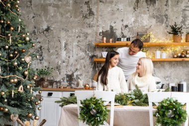 Anne ve kızı Noel ağacı önünde.