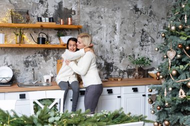 Anne ve kızı Noel için hazırlanıyor.