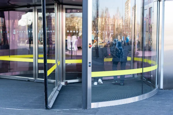 Drehbare Glastür an modernem Firmengebäude — Stockfoto