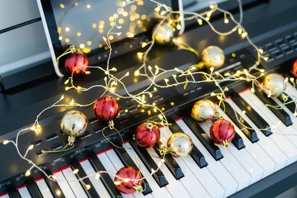 Top view lähikuva laukaus piano näppäimistö ja joulukoristeen — kuvapankkivalokuva