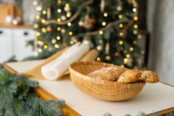 Karácsonyi konyhaasztal tetőtéri stílusban — Stock Fotó