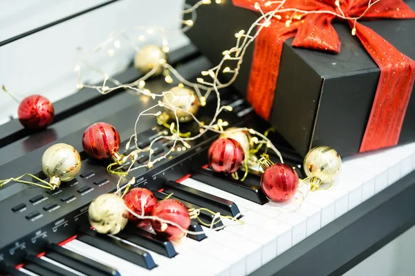 Ключи от фортепиано с рождественскими украшениями, крупным планом — стоковое фото