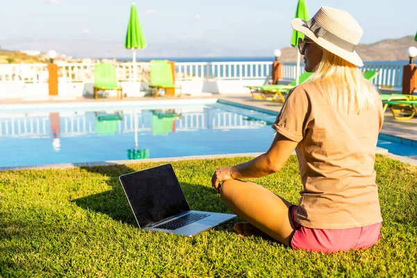 Woman working comfortably on the swimming pool — Stock Photo, Image