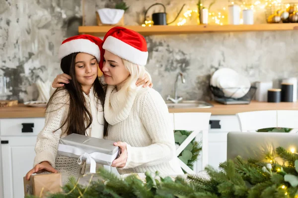 Anne ve kızı Noel ağacı önünde. — Stok fotoğraf