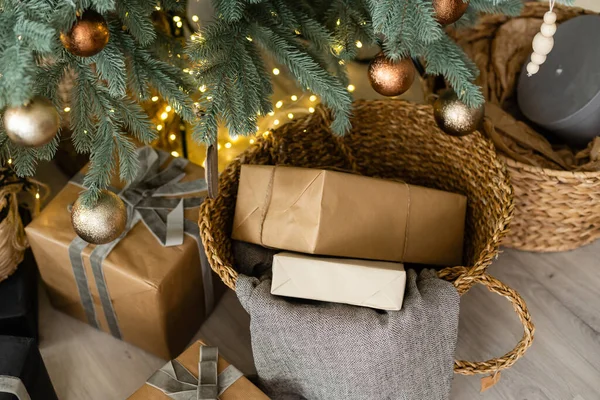 Árbol de Navidad con decoraciones rústicas de madera y regalos debajo de él en el interior del loft. — Foto de Stock