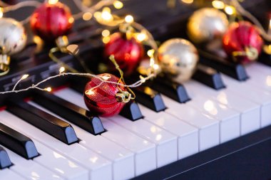 Bir müzik sentezleyicisi üzerine yeni yıl kompozisyonu. Bir çelengin ışıkları. Mutlu Noeller tebrik kartı. Mutlu yıllar..