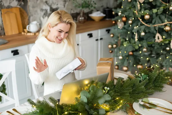 Žena chatování on-line na notebooku na Vánoce — Stock fotografie