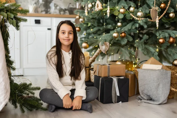 Szczęśliwy dziewczynka czeka na cud w Boże Narodzenie — Zdjęcie stockowe