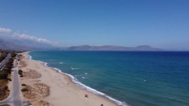 Sea Bay ve Boş Kum Sahili ile birlikte Yunan Hava Doğası manzarası. Yunanistan 'ın Girit kentinde Güzel Tatil ve Turizm Merkezi.