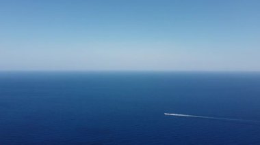 Yunanistan 'ın Girit adasındaki kumsalın insansız hava aracı videosu.