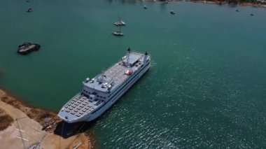 Girit, Yunanistan. Ön planda - Heraklion limanının deniz ve iskelesi, yükleme ekipmanları, yolcu gemileri, yatlar, arka planda