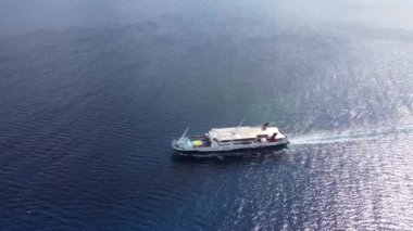 Yunan Adaları ile limandan ayrılan yolcu gemisi.