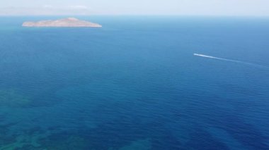 Yunanistan 'ın Girit adasındaki kumsalın insansız hava aracı videosu.