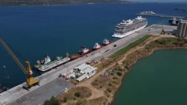 Girit, Yunanistan. Ön planda - Heraklion limanının deniz ve iskelesi, yükleme ekipmanları, yolcu gemileri, yatlar, arka planda