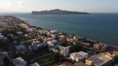 Yunanistan 'ın Girit adasındaki Chania kentinin yukarıdan panoramik hava manzarası. Yunanistan 'ın simgeleri, Girit adasındaki güzel Venedik kasabası Chania. Hanya, Girit, Yunanistan.