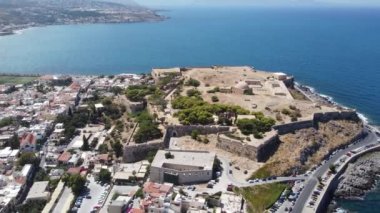 Hava görüntüsü. Girit adasındaki Rethymno kasabası. Şehrin tarihi kısmı ve liman..