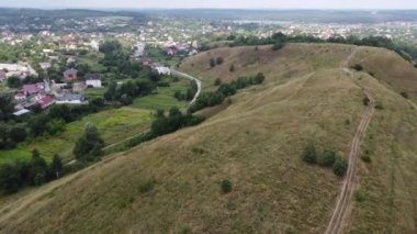 Tarlaları, bahçeleri ve çitleri olan geniş kırsal alanlar.