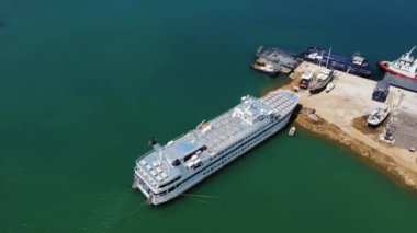 Eski limanı ve ünlü deniz feneri Girit, Yunanistan 'ın güzel Chania kentinin havadan manzarası.