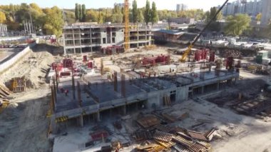 İnşaat alanı, vinçli binalar..