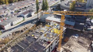 İnşaat alanı, vinçli binalar..