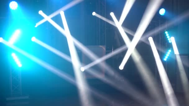 Laserové neonově modré světelné paprsky se blýskají a září v bezešvé smyčce. Slavnostní koncertní klub a hudební sál abstraktní. pop, rock, rap music show. — Stock video