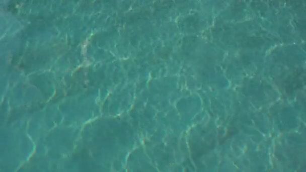 Hermosa refrescante agua de la piscina azul — Vídeo de stock