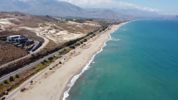 Aerial Nature Pejzaż grecki z zatoką morską i Empty Sand Beach. Piękne miejsce wypoczynku i turystyki na Krecie, Grecja. — Wideo stockowe