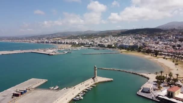 Vista aérea. Ciudad de Rethymno en la isla de Creta. La parte histórica de la ciudad y el puerto. — Vídeos de Stock