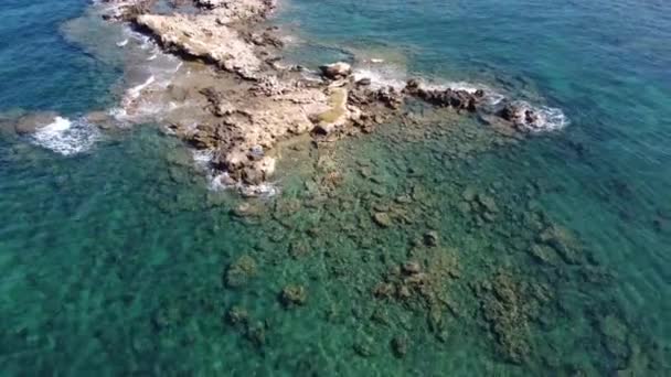 Stenen strand en rustig water — Stockvideo