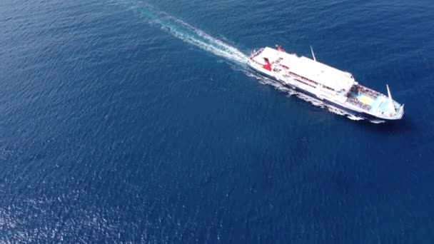 Girit, Yunanistan 'dan geçen bir yolcu gemisi. Hava görüntüleri — Stok video