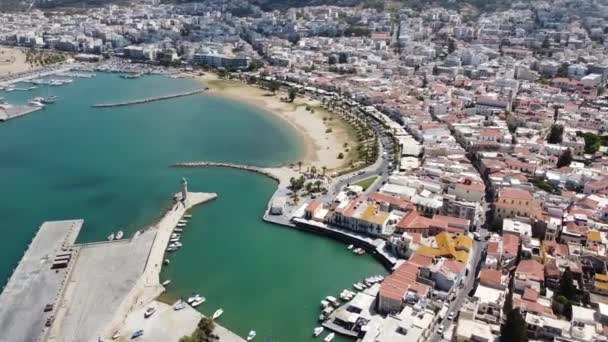 Vista aérea. Ciudad de Rethymno en la isla de Creta. La parte histórica de la ciudad y el puerto. — Vídeos de Stock