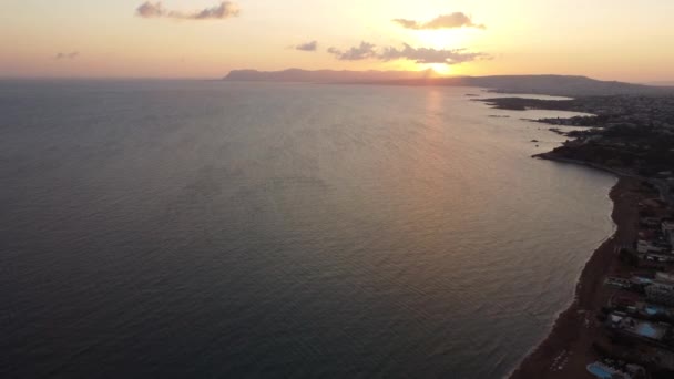 Yunanistan 'ın Girit adasındaki Chania kentinin yukarıdan panoramik hava manzarası. Yunanistan 'ın simgeleri, Girit adasındaki güzel Venedik kasabası Chania. Hanya, Girit, Yunanistan. — Stok video