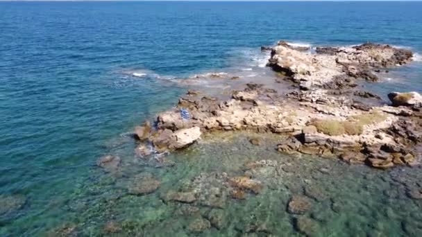 Praia de pedra e águas calmas — Vídeo de Stock