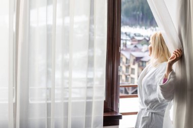 Kadın bornozlu Kış terasında Dağlarda