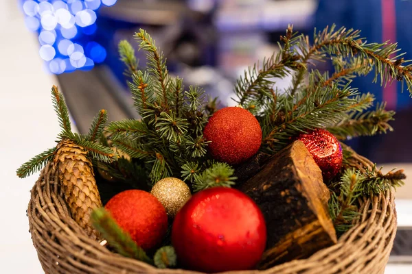 Canasta de decoraciones navideñas con bolas — Foto de Stock