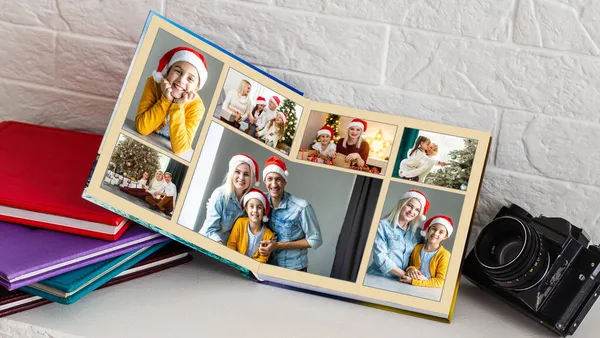 9 개의 사진 콜라주에 겨울의 개념을 담고 있다. 휴일 시즌이야. 크리스마스 사진이 들어 있는 오픈 포토 북 — 스톡 사진