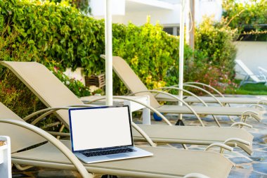 Yüzme havuzunun yanındaki güneş panelinde..