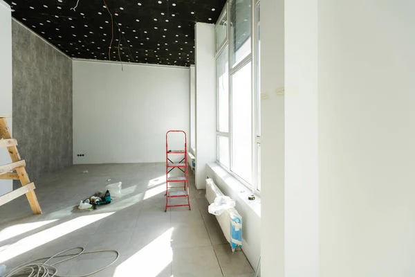 Intérieur d'une maison en construction. Rénovation d'un appartement — Photo