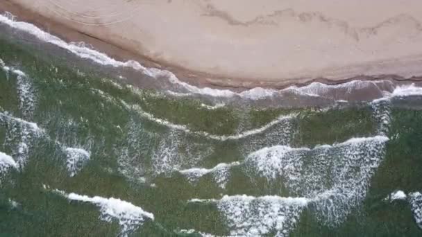 Mała fala, miękka fala na piaszczystej plaży do otwierania wideo, przestrzeń tekstowa. plaża z białym piaskiem, Ocean Wave On Sandy Beach — Wideo stockowe