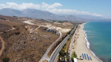 Sea Bay ve Boş Kum Sahili ile birlikte Yunan Hava Doğası manzarası. Yunanistan 'ın Girit kentinde Güzel Tatil ve Turizm Merkezi.