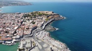 Girit, Yunanistan. Deniz gemileri, tekneleri ve deniz feneri olan liman. Retimno