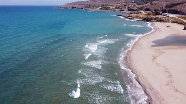 Aerial Nature Greek Landscape mit Sea Bay und Leerem Sandstrand. Schöne Urlaubs- und Tourismusdestination auf Kreta, Griechenland. — Stockvideo