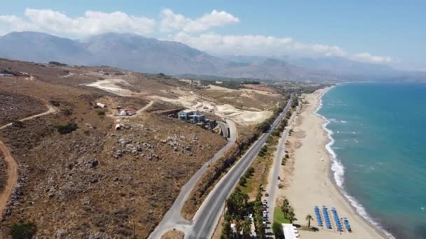 Paisaje griego de naturaleza aérea con bahía de mar y playa de arena vacía. Hermosas vacaciones y destino turístico en Creta, Grecia. — Vídeos de Stock